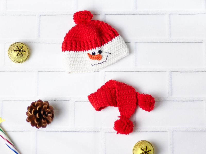 Шапка та шарф ручної роботи для ляльки, в'язаний комплект червоний - Сніговик 215933819 фото