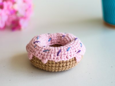 Вязаный Донат, декоративный пончик - розовый. 237950376 фото