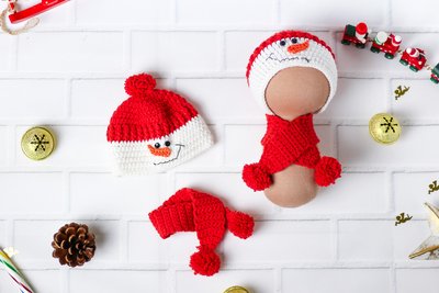 Шапка та шарф ручної роботи для ляльки, в'язаний комплект червоний - Сніговик 215933819 фото