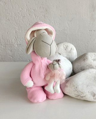 Овечка в светло-розовой пижаме с игрушкой. Овечка Тильда. 582155880 фото